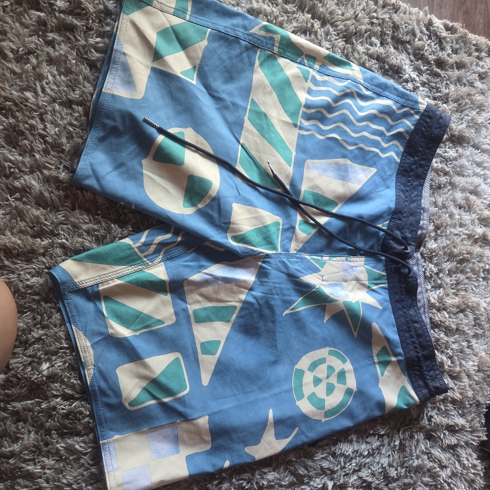 🔥3 For $25 Mens Volcom Blue and Green Geometric Swim Shorts Size 36